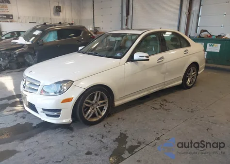 2013 Mercedes-Benz C 300 Sport 4Matic z USA, uszkodzony, nr VIN WDDGF8AB2DG075166